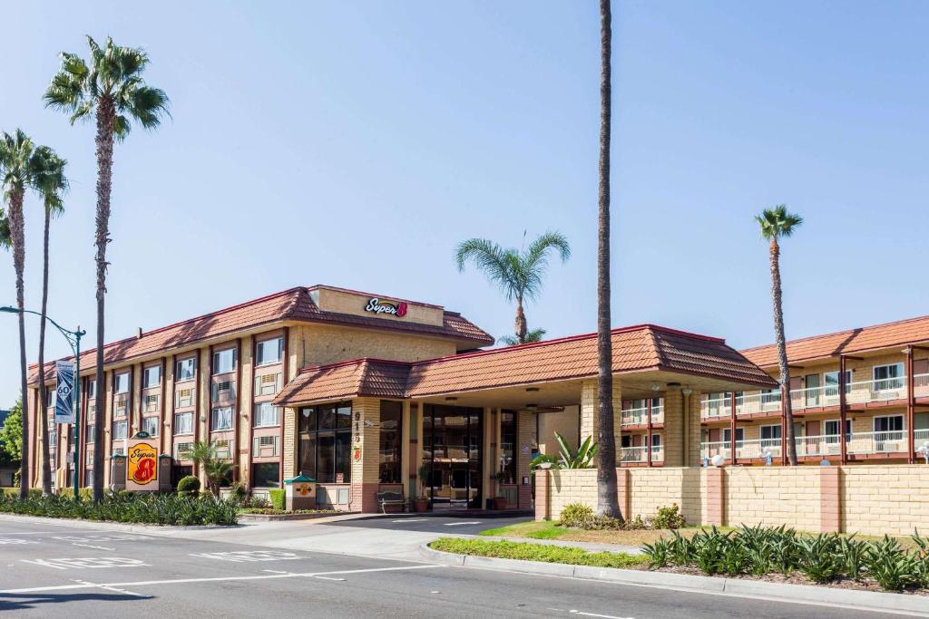 Super 8 by Wyndham Anaheim/Disneyland Drive Main image 1